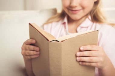 kız kitap okuyor.