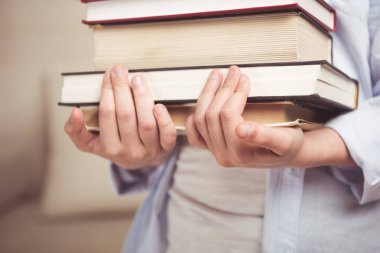 Çocuk holding yığın kitap 