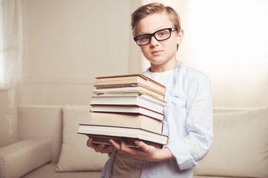 Çocuk holding yığın kitap 