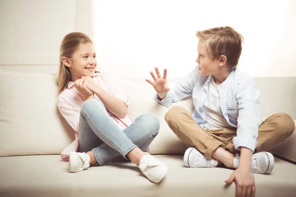 Fröhliche Geschwister im Gespräch — Stockfoto