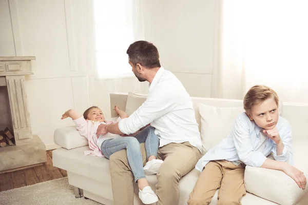 Vater kitzelt seine Tochter — Stockfoto