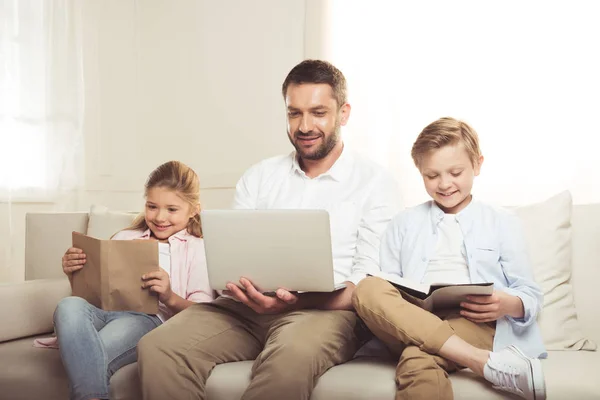 Família estudando juntos — Fotografia de Stock