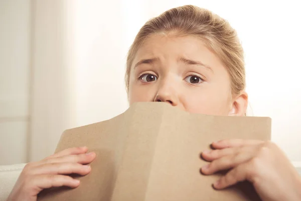 Mädchen lesen Buch — Stockfoto