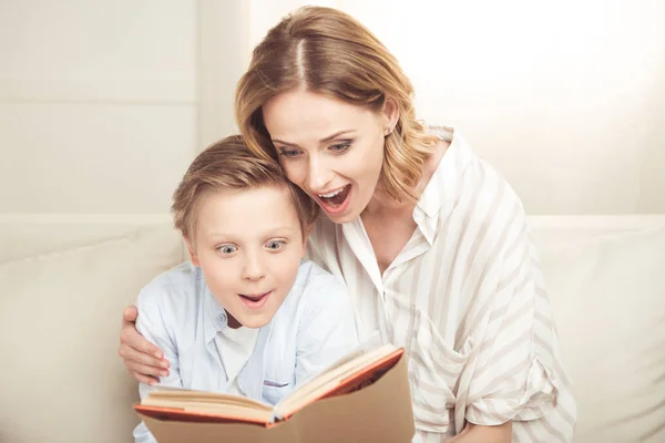 Moeder en zoon lezen — Stockfoto