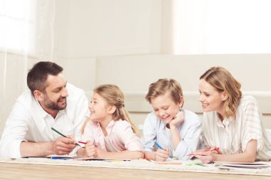 Mutlu aile evde resim çiziyor.