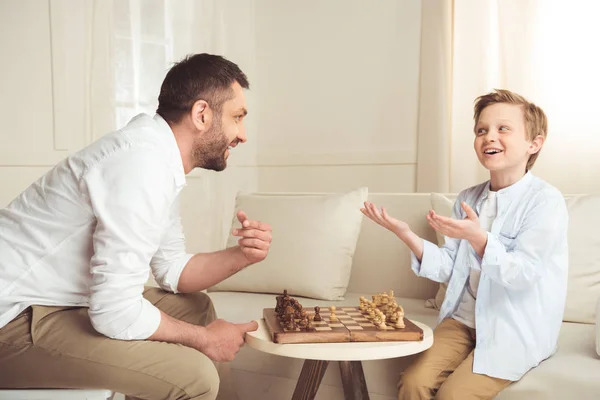 Батько і син грають в шахи — стокове фото