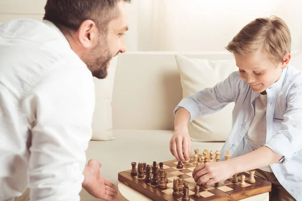 Хлопчик грає в шахи з батьком — стокове фото