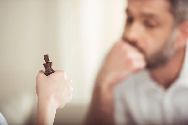 Pojken håller schack figur — Stockfoto