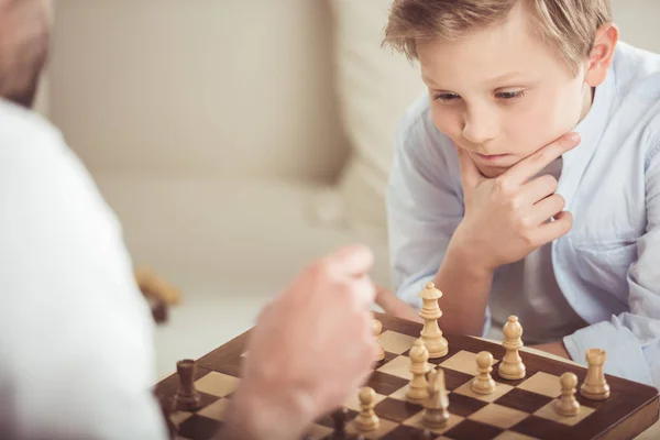 Chłopiec gra w szachy z ojcem — Zdjęcie stockowe