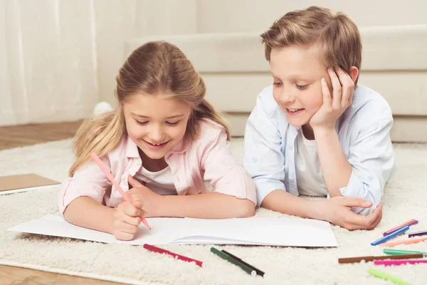 Adorable kids drawing pictures at home — Stock Photo, Image