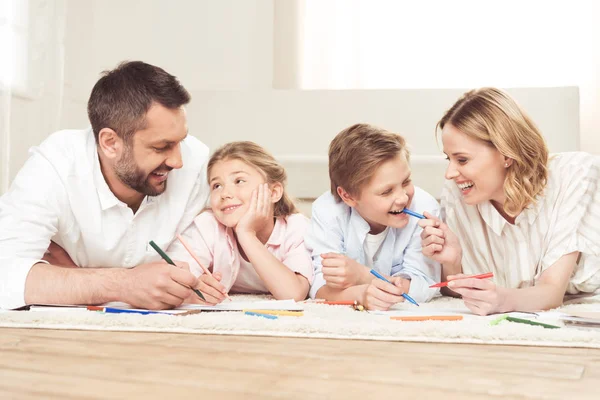 Glückliche Familie zeichnet Bilder zu Hause — Stockfoto