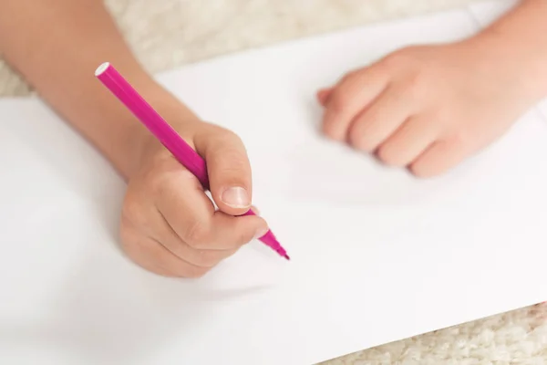 Kid drawing with felt pen on paper — Stock Photo, Image