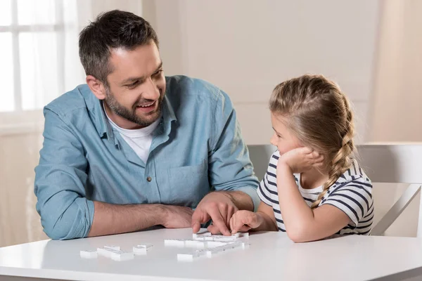 与女儿的男人玩多米诺骨牌 — 图库照片