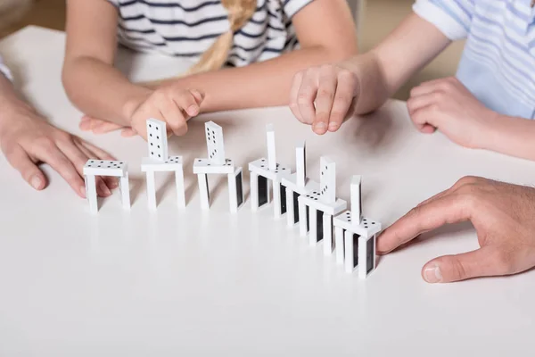Família brincando com peças de dominó — Fotografia de Stock