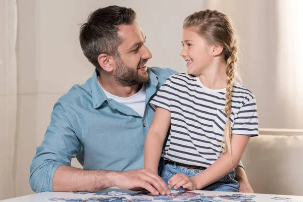 Hombre jugando puzzle con hija — Foto de stock gratis