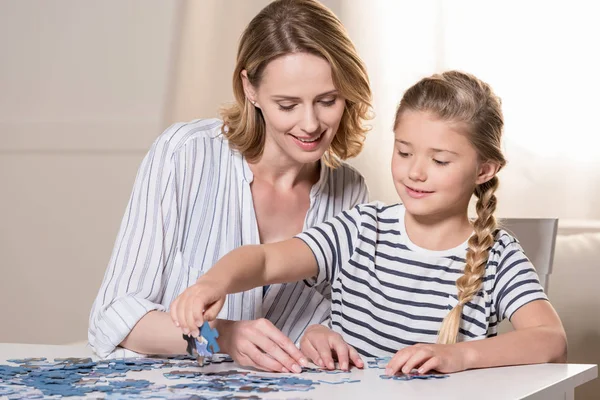 Woman playing puzzle with daughter — Stock Photo, Image