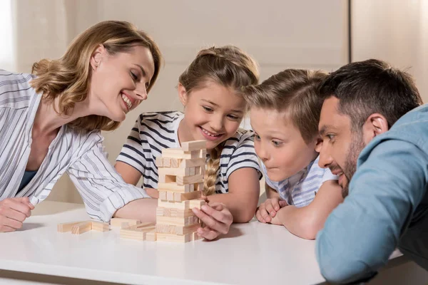 Família jogar jenga jogo — Fotografia de Stock