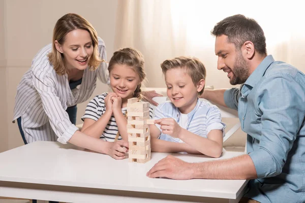 家庭玩积木游戏 — 图库照片