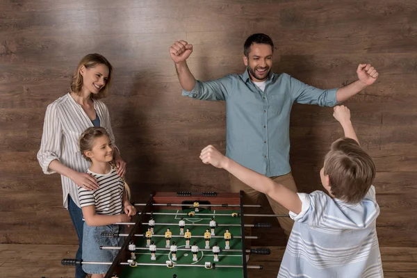 Familia jugando futbolín juntos — Foto de Stock