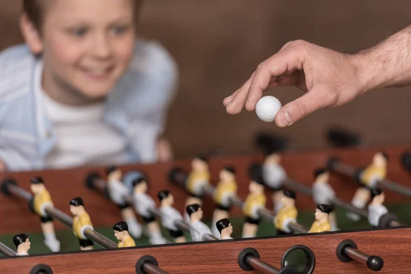 Menino jogando futebol de mesa — Fotografia de Stock