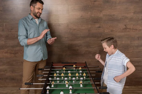 Chico jugando futbolín con padre — Foto de Stock