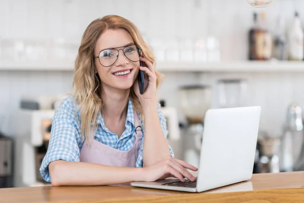 Waitress talking on smartphone — Stock Photo, Image