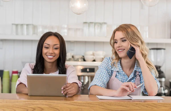 2 waitresses using digital devices — Stock Photo, Image