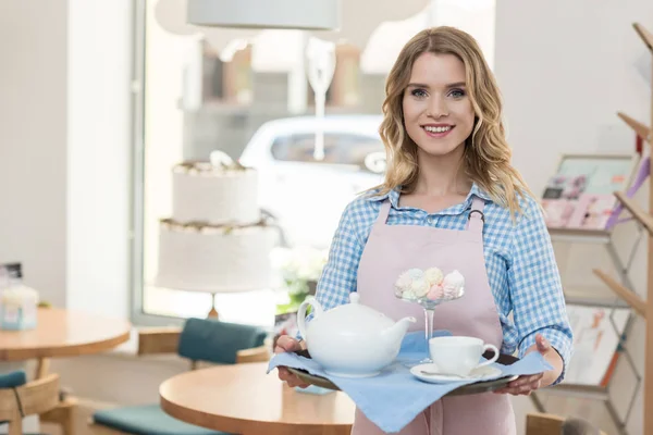 Waitress with tray at cafe — Stock Photo, Image