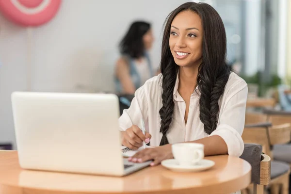 Femme d'affaires avec ordinateur portable au café — Photo