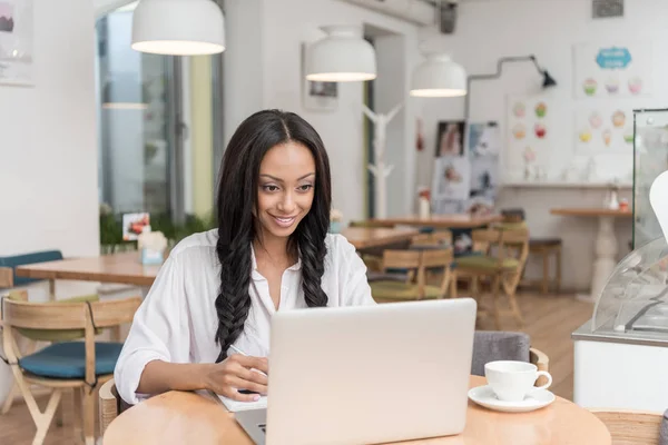 Бізнес-леді з ноутбуком в кафе — стокове фото