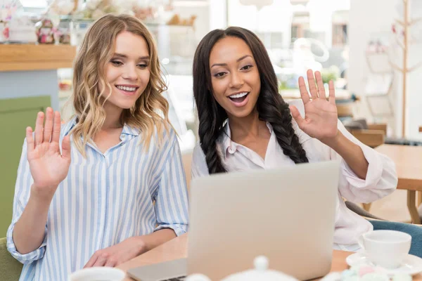 Wanita multietnis dengan laptop — Stok Foto