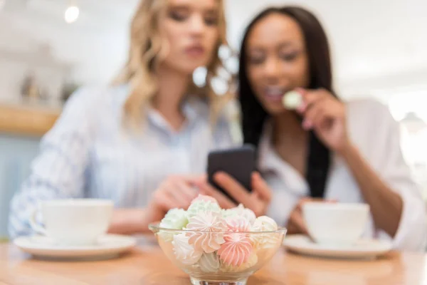 Mujeres multiétnicas en la cafetería — Foto de Stock