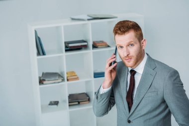 Akıllı telefon kullanan iş adamı