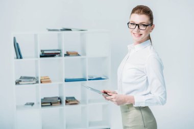 Dijital tablet kullanan iş kadını