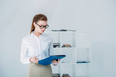 güzel işkadını klasör ile