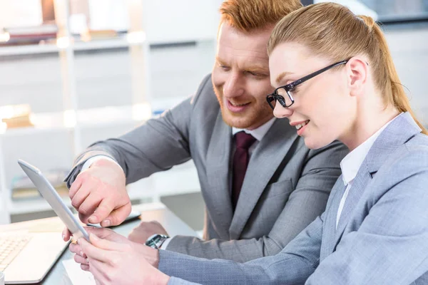 Empresarios con tableta en la conversación — Foto de Stock