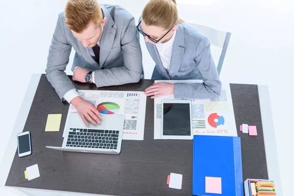 Empresarios que trabajan con gadgets — Foto de Stock