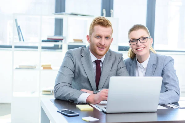 Empresarios que trabajan con laptop — Foto de Stock