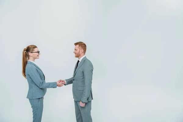 Empresários apertando as mãos — Fotografia de Stock