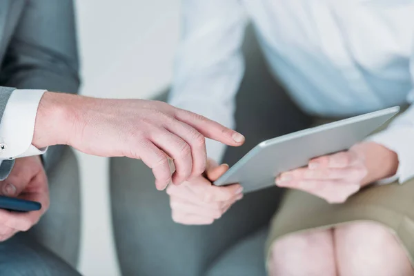 Businesspeople using tablet — Stock Photo, Image