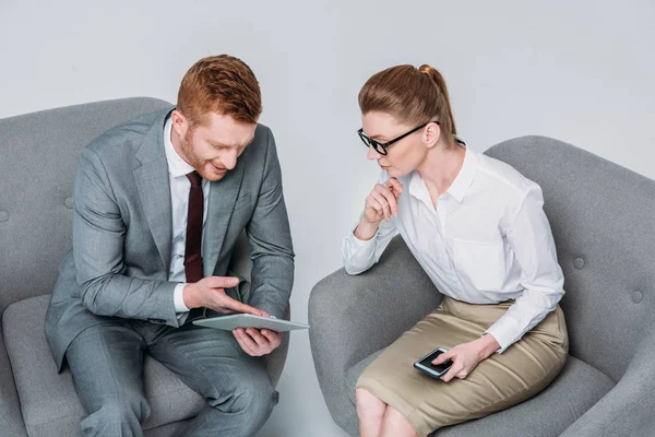 Businesspeople using tablet — Stock Photo, Image