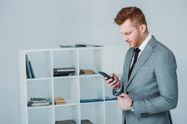 Uomo d'affari utilizzando smartphone — Foto Stock