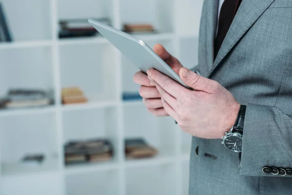 Businessman using digital tablet — Stock Photo, Image