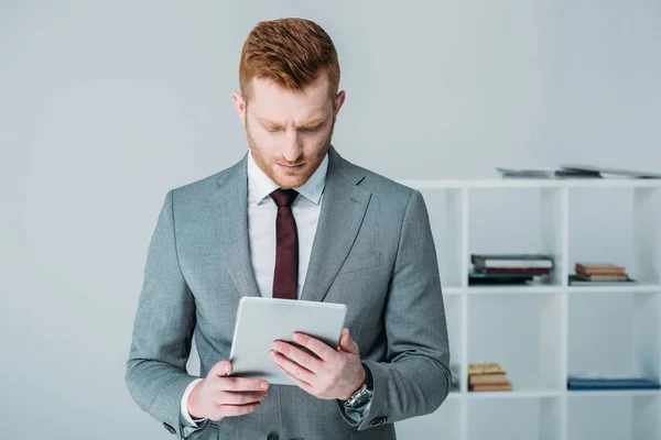 Uomo d'affari che utilizza tablet digitale — Foto Stock