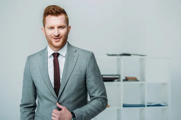 Bonito homem de negócios de terno — Fotografia de Stock