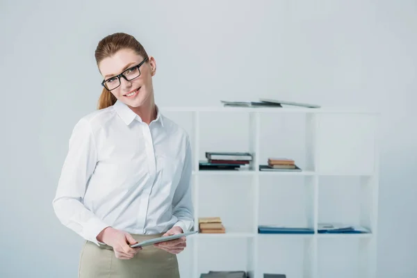 Femme d'affaires utilisant une tablette numérique — Photo