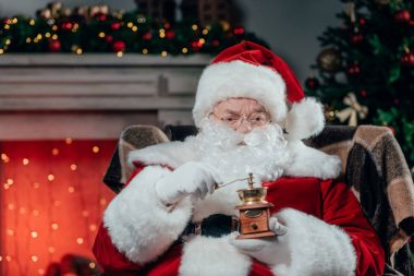 Noel Baba ile kahve değirmeni