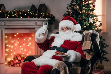 Santa kurabiye ve süt ile