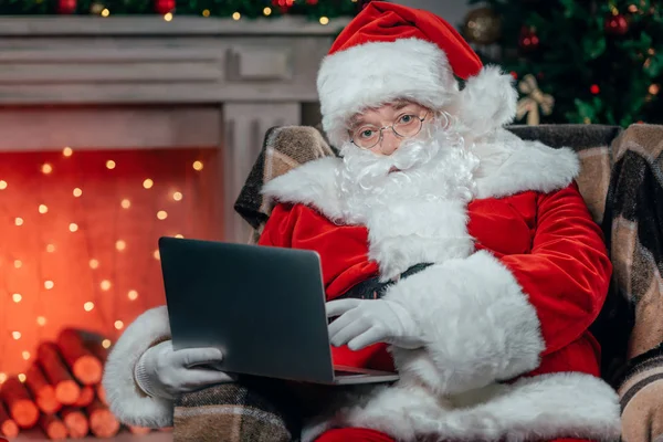 Санта Клаус використовує ноутбук — стокове фото