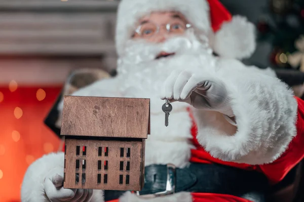 Weihnachtsmann mit Hausmodell und Schlüssel — Stockfoto